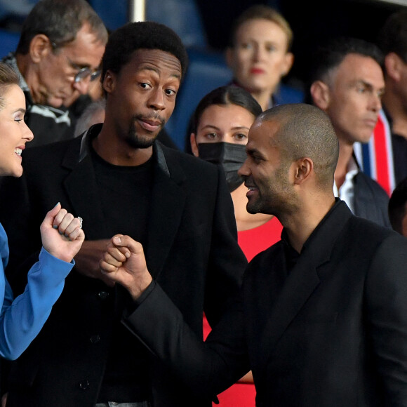 Gaël Monfils, son épouse Elina Svitolin et Tony Parker assistent au match de football opposant le PSG à l'Olympique Lyonnais au Parc des Princes. Paris, le 19 septembre 2021. © Panoramic/Bestimage