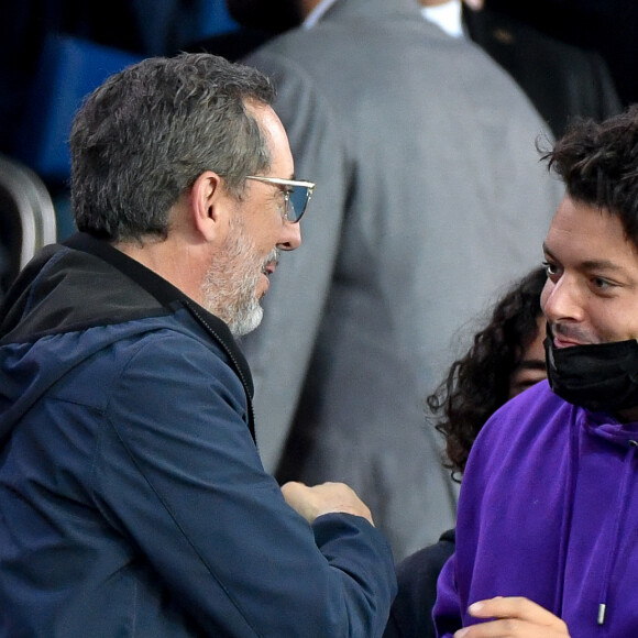 Gad Elmaleh et Kev Adams assistent au match de football opposant le PSG à l'Olympique Lyonnais au Parc des Princes. Paris, le 19 septembre 2021. © Panoramic/Bestimage