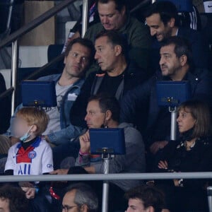 Marc-Olivier Fogiel et sa fille Lily assistent au match de football opposant le PSG (Paris Saint-Germain) à Lyon au Parc des Princes. Paris, le 19 septembre 2021.