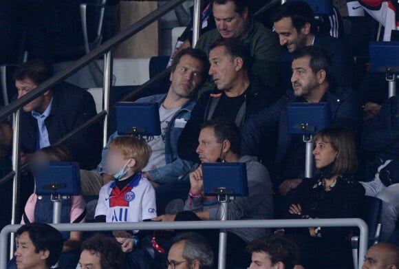Marc-Olivier Fogiel et sa fille Lily assistent au match de football opposant le PSG (Paris Saint-Germain) à Lyon au Parc des Princes. Paris, le 19 septembre 2021.