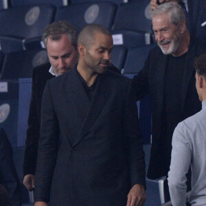 Tony Parker et Jean-Claude Darmon assistent au match de football opposant le PSG à l'Olympique Lyonnais au Parc des Princes. Paris, le 19 septembre 2021.