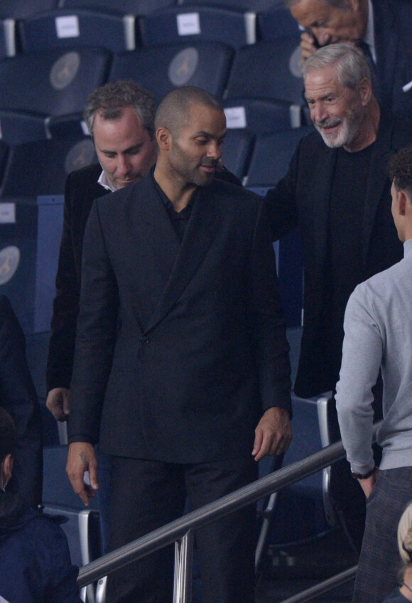 Tony Parker et Jean-Claude Darmon assistent au match de football opposant le PSG à l'Olympique Lyonnais au Parc des Princes. Paris, le 19 septembre 2021.