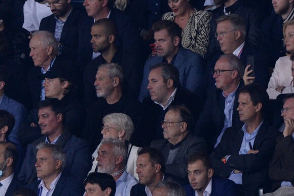 Tony Parker, Clovis Cornillac, Pierre Sarkozy et Jean-Claude Darmon assistent au match de football opposant le PSG à l'Olympique Lyonnais au Parc des Princes. Paris, le 19 septembre 2021.