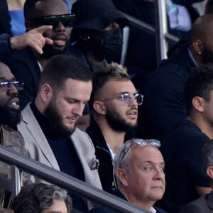 Gad Elmaleh et son fils Noë, Gims, Vegedream et Kev Adams assistent au match de football opposant le PSG à l'Olympique Lyonnais au Parc des Princes. Paris, le 19 septembre 2021.