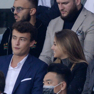 Ladj Ly, Kev Adams, Gims, Gad Elmaleh et son fils Noë assistent au match de football opposant le PSG à l'Olympique Lyonnais au Parc des Princes. Paris, le 19 septembre 2021.