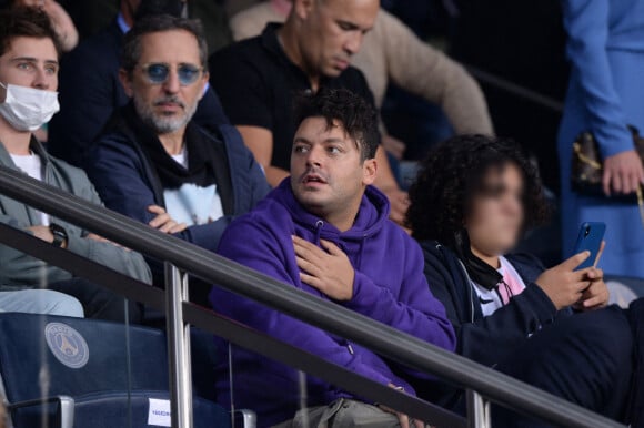 Gad Elmaleh, son fils Noë et Kev Adams assistent au match de football opposant le PSG à l'Olympique Lyonnais au Parc des Princes. Paris, le 19 septembre 2021.