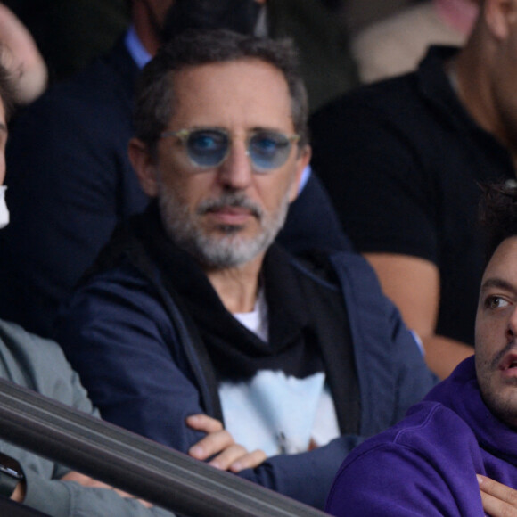 Gad Elmaleh, son fils Noë et Kev Adams assistent au match de football opposant le PSG à l'Olympique Lyonnais au Parc des Princes. Paris, le 19 septembre 2021.