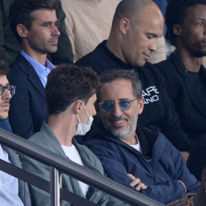 Ladj Ly, Gaël Monfils, Elina Svitolina, Gad Elmaleh, son fils Noë, Gims et Vegedream assistent au match de football opposant le PSG à l'Olympique Lyonnais au Parc des Princes. Paris, le 19 septembre 2021.