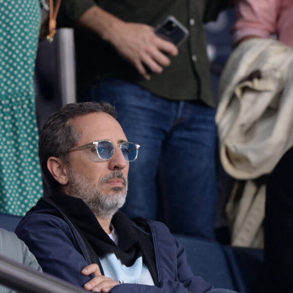 Gad Elmaleh et son fils Noë assistent au match de football opposant le PSG à l'Olympique Lyonnais au Parc des Princes. Paris, le 19 septembre 2021.