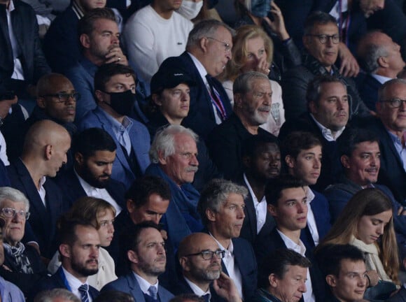 Clovis Cornillac, Pierre Sarkozy et Yann Arthus-Bertrand assistent au match de football opposant le PSG à l'Olympique Lyonnais au Parc des Princes. Paris, le 19 septembre 2021.