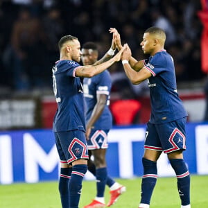 Neymar et Kylian Mbappé lors du match de football entre le PSG et Lyon au Parc des Princes. Paris, le 19 septembre 2021. © JB Autissier/Panoramic/Bestimage