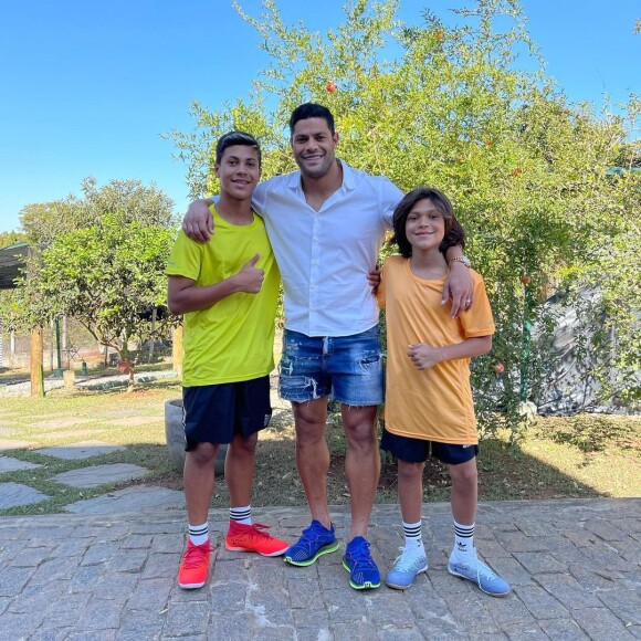 Le footballeur brésilien Hulk et ses fils Tiago et Ian.