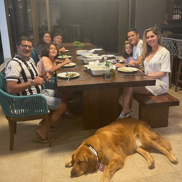 Givanildo de Sousa dit Hulk et sa famille à table.