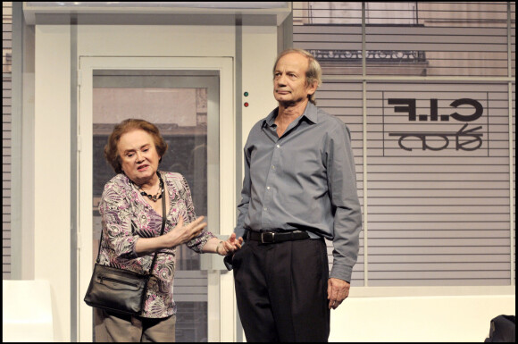 Anna Gaylor dans la pièce de théâtre "Cochons d'inde" avec Patrick Chesnais.