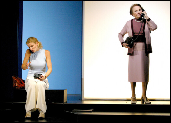 Alexandra Lamy & Anna Gaylor dans la pièce 'Theorbe ' au petit theatre de Paris .