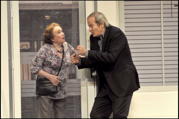 Anna Gaylor dans la pièce de théâtre "Cochons d'inde" avec Patrick Chesnais.