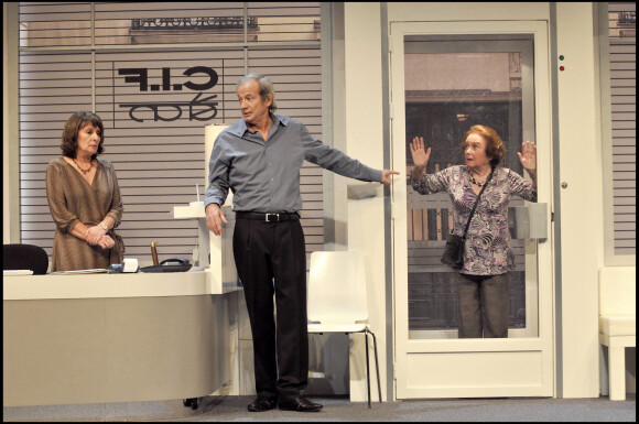 Anna Gaylor dans la pièce de théâtre "Cochons d'inde" avec Patrick Chesnais et Josiane Storelu.