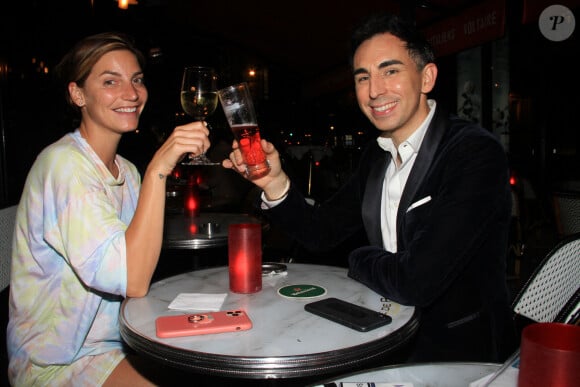 Exclusif - Jordan de Luxe bois un verre avec son amie Nadège Lacroix à Paris le 16 septembre 2020. 