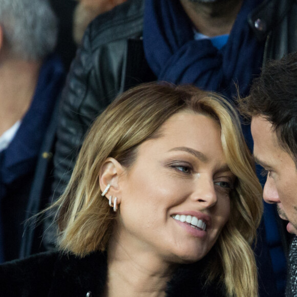 Caroline Receveur et son compagnon Hugo Philip dans les tribunes lors du match de Ligue 1 "PSG - OM (4-0)" au Parc des Princes, le 27 octobre 2019. © Cyril Moreau/Bestimage