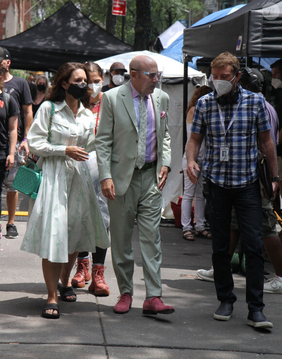 Willie Garson, Kristin Davis, Darren Starr - Tournage de "And Just Like That...", une nouvelle saison de la série culte de "Sex and the City" en préparation pour HBO dans les rues de New York, le 12 juillet 2021  "And Just Like That...," the 10-part revival of (and sequel to) "Sex and the City." The girls followed strict COVID-19 guidelines staying masked up in between sets. 12th july 2021 