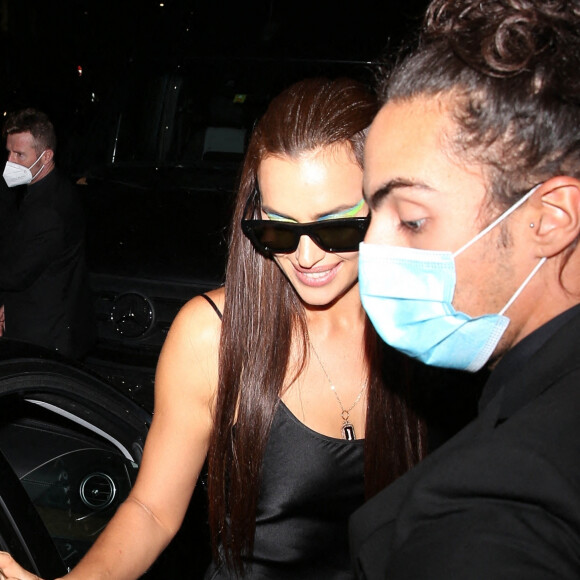 Irina Shayk et Stella Maxwell à la sortie du défilé de mode Versace lors de la fashion week à Milan, le 24 septembre 2021. 