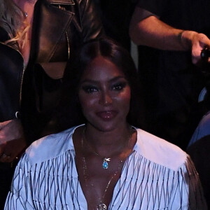 Naomi Campbell arrive au défilé Versace lors de la Fashion Week printemps/été 2022 de Milan le 24 septembre 2021