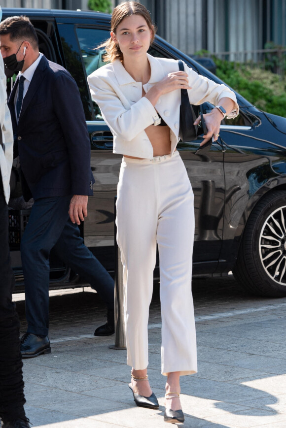 Grace Elizabeth - Les célébrités arrivent au défilé Versace lors de la Fashion Week printemps/été 2022 de Milan le 24 septembre 2021