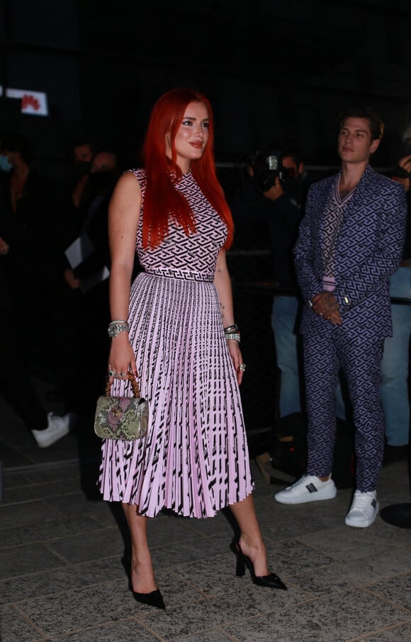 Bella Thorne - Les célébrités arrivent au défilé Versace lors de la Fashion Week printemps/été 2022 de Milan le 24 septembre 2021
