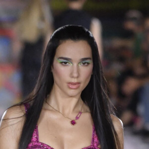 Dua Lipa - Défilé Versace collection Printemps-Eté 2022 lors de la fashion week de Milan, le 24 septembre 2021. 