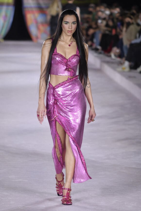 Dua Lipa - Défilé Versace collection Printemps-Eté 2022 lors de la fashion week de Milan, le 24 septembre 2021. 