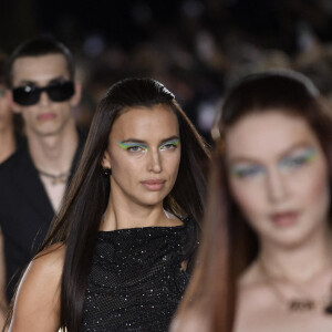 Irina Shayk - Défilé Versace collection Printemps-Eté 2022 lors de la fashion week de Milan, le 24 septembre 2021. 