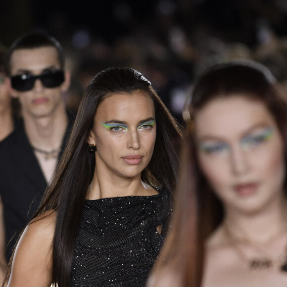 Irina Shayk - Défilé Versace collection Printemps-Eté 2022 lors de la fashion week de Milan, le 24 septembre 2021. 