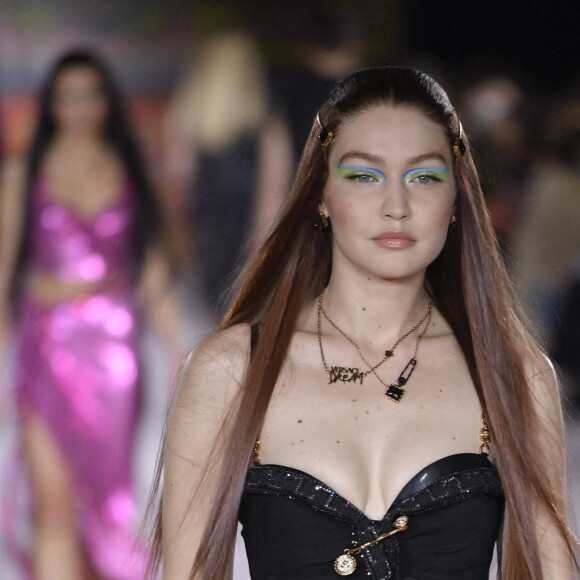 Gigi Hadid - Défilé Versace collection Printemps-Eté 2022 lors de la fashion week de Milan, le 24 septembre 2021. 