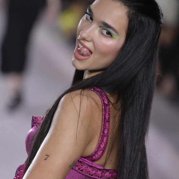 Dua Lipa - Défilé Versace collection Printemps-Eté 2022 lors de la fashion week de Milan, le 24 septembre 2021. 