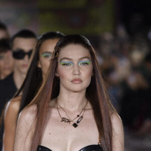 Gigi Hadid - Défilé Versace collection Printemps-Eté 2022 lors de la fashion week de Milan, le 24 septembre 2021. 