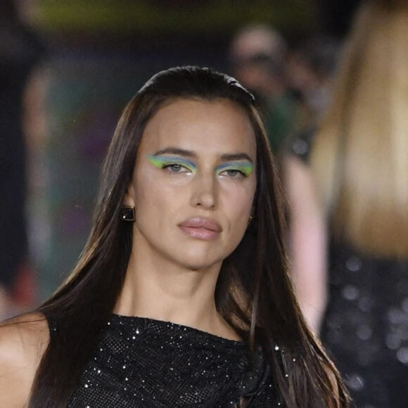Irina Shayk - Défilé Versace collection Printemps-Eté 2022 lors de la fashion week de Milan, le 24 septembre 2021. 