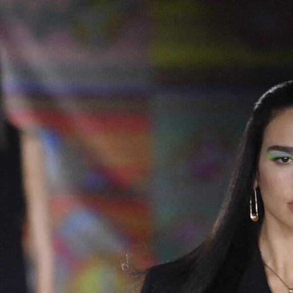 Dua Lipa - Défilé Versace collection Printemps-Eté 2022 lors de la fashion week de Milan, le 24 septembre 2021. 