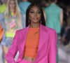 Naomi Campbell défile pour la marque Versace et sa collection printemps-été lors de la Fashion Week de Milan.