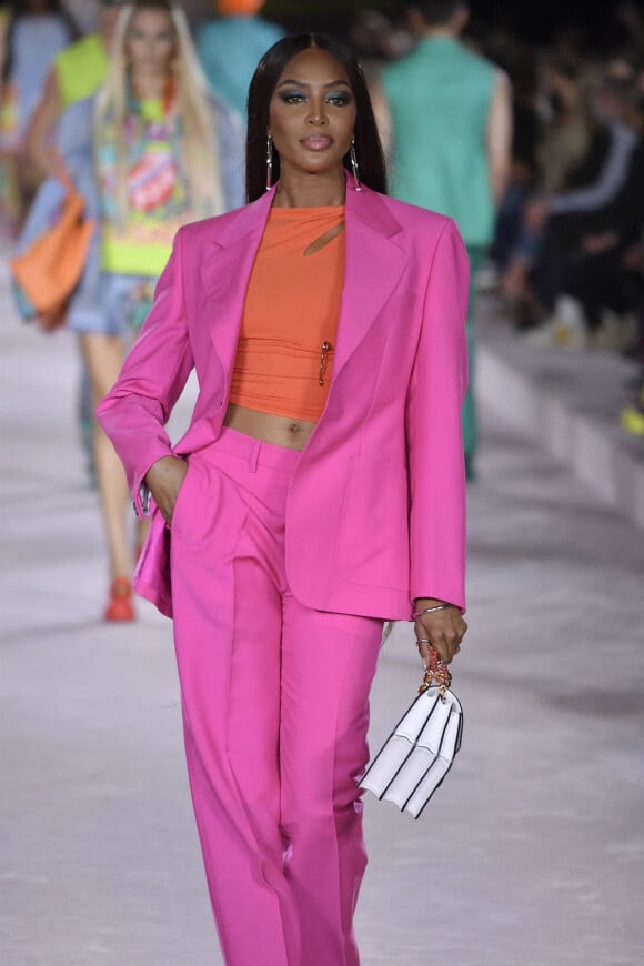 Naomi Campbell défile pour la marque Versace et sa collection printemps-été lors de la Fashion Week de Milan.