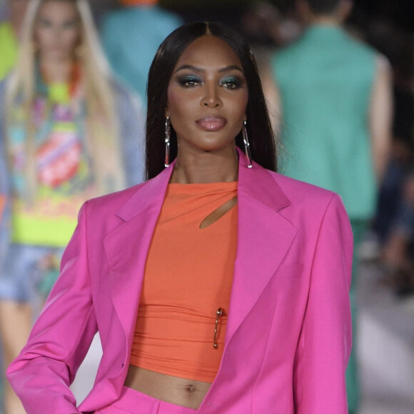 Naomi Campbell défile pour la marque Versace et sa collection printemps-été lors de la Fashion Week de Milan.