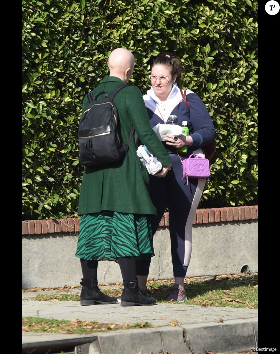 Lena Dunham se promène avec une amie à Los Angeles, le 15 janvier 2020.