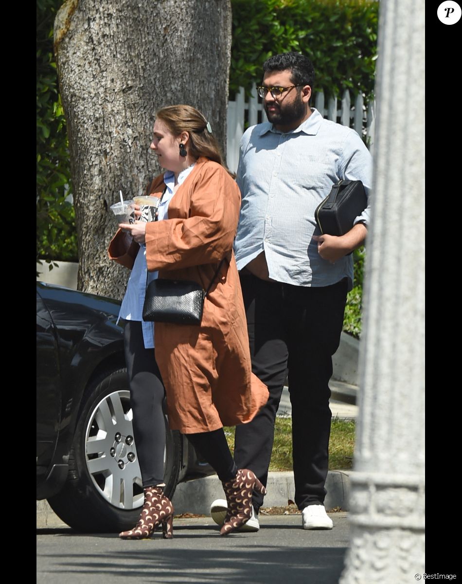 Exclusif - Lena Dunham est allée boire un café avec un mystérieux inconnu à Los Angeles, le 4 mai 2019.
