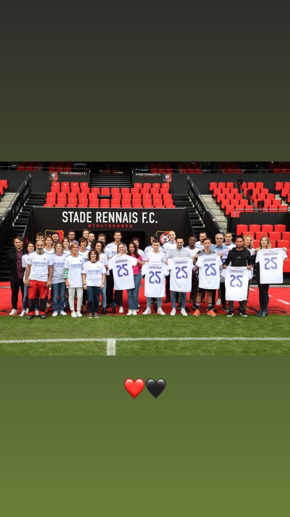 Les employés du Stade Rennais avec le maillot du Real Madrid envoyé par Eduardo Camavinga.