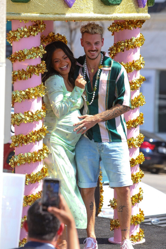 M Pokora et sa femme Christina Milian (enceinte de leur deuxième enfant) font la promotion de la marque "Beignet Box" de Christina sur un char lors d'une parade à Los Angeles.