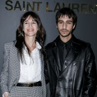 Charlotte Gainsbourg retrouve le sourire auprès de son fils Ben chez Saint Laurent