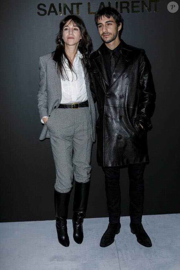 Charlotte Gainsbourg et son fils Ben Attal - Photocall du défilé Saint Laurent collection Printemps-Eté 2022 lors de la fashion week à Paris, le 28 septembre 2021. © Olivier Borde/Bestimage 