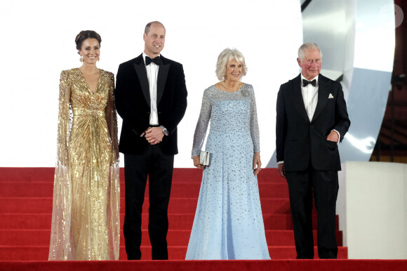 Le prince William, duc de Cambridge, Catherine Kate Middleton, duchesse de Cambridge, Camilla Parker Bowles, duchesse de Cornouailles, le prince Charles, prince de Galles lors de l'avant-première mondiale du film "James Bond - Mourir peut attendre (No Time to Die)" au Royal Albert Hall à Londres le 28 septembre 2021.