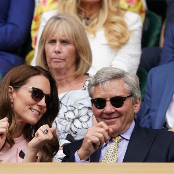 Catherine (Kate) Middleton, duchesse de Cambridge assiste, au côté de son père Michael, à la finale du tournoi de Wimbledon (Djokovic - Berrettini) au All England Lawn Tennis and Croquet Club à Londres, le 11 juillet 2021.