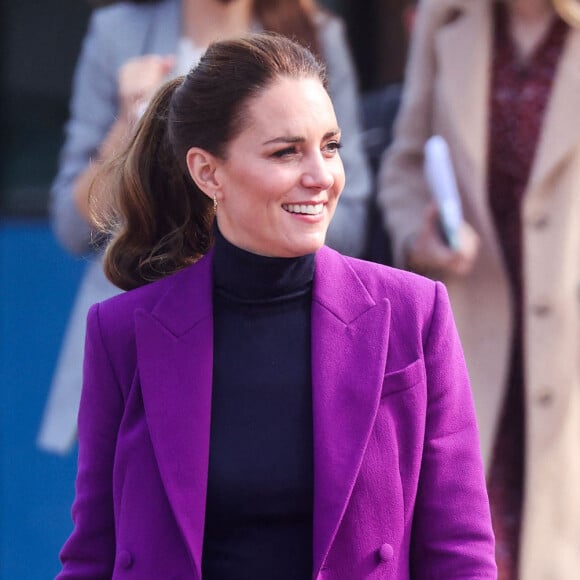 Kate Middleton radieuse en tailleur pantalon violine, en Irlande du Nord, à la Ulster University.