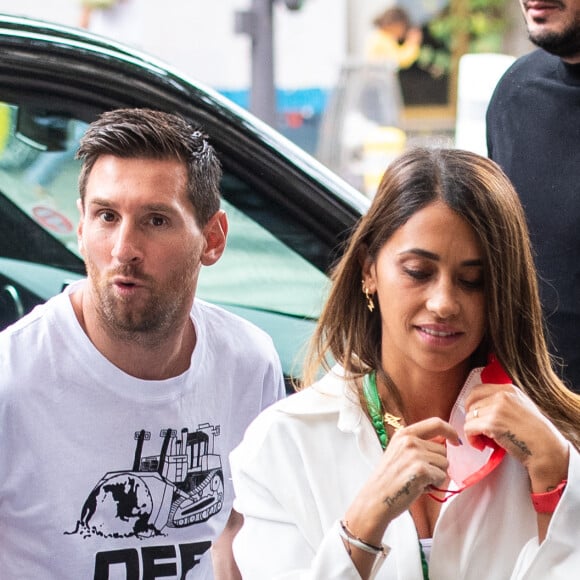 Exclusif - Antonella Roccuzzo (ensemble survêtement noir Adidas) sort de l'hôtel Royal Monceau pour aller faire du shopping chez Zara pour acheter une tenue et aller ensuite déjeuner au restaurant avec son mari. Antonella veut rester la plus belle pour son Leo après 20 ans de vie commune et 3 enfants. Elle retourne à l'hôtel pour se changer avant de rejoindre son mari Lionel Leo Messi, qui revient de son entraînement avec le Paris Saint-Germain (PSG), au restaurant parisien. Le couple est ensuite retourné dans leur hôtel.